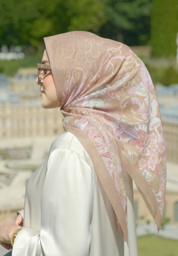 Motif marmer dengan aksen emas